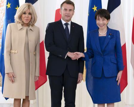 　フランスのマクロン大統領（中央）を出迎え、握手する高市首相。左はブリジット夫人＝１日午後、東京・元赤坂の迎賓館