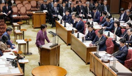 　参院予算委の集中審議で、立憲民主党の小西洋之氏（右下）の質問に答弁する高市首相＝６日午前