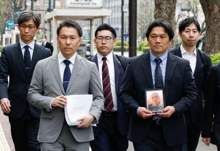 　提訴のため、東京地裁に向かう「大川原化工機」元顧問相嶋静夫さんの長男（前列左）と次男（同右）＝６日午後、東京・霞が関