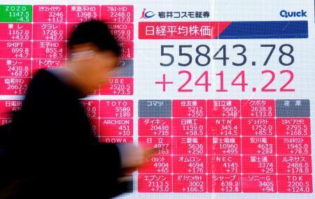 　大幅続伸した日経平均株価を示すボード＝８日午前、東京都中央区