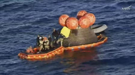 　米西部カリフォルニア州沖に着水した宇宙船オリオン＝１０日（ＮＡＳＡの中継から）