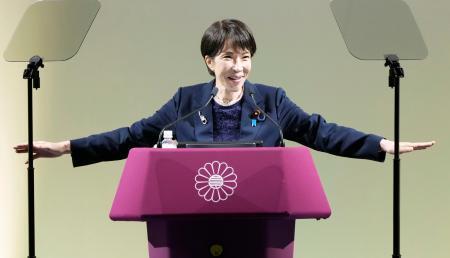 　第９３回自民党大会で演説する党総裁の高市首相＝１２日午前、東京都内