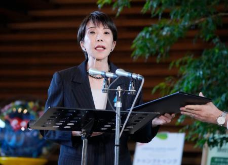 　自民党大会で陸上自衛隊員が国歌を歌唱したことについて、記者団の取材に応じる高市首相＝１４日午後、首相官邸