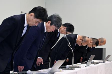 　記者会見の冒頭で謝罪する東亜建設工業とＪＦＥスチールの担当者ら＝１４日午後、東京都新宿区
