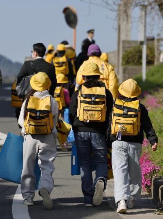 　安達結希さんが通っていた園部小に登校する児童たち＝８日、京都府南丹市
