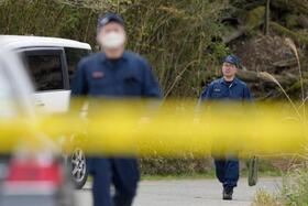 　遺体発見現場付近を警戒する京都府警の捜査員＝１４日午後０時５２分、京都府南丹市