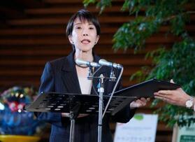 　自民党大会で陸上自衛隊員が国歌を歌唱したことについて、記者団の取材に応じる高市首相＝１４日午後、首相官邸