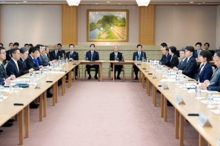 　衆院議長公邸で開かれた皇族数確保に関する全体会議＝１５日午後