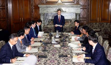 　国会内で開かれた、衆院の選挙制度の在り方を検討する与野党協議会＝１６日午後