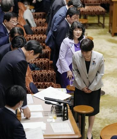 　２０２６年度当初予算案が可決された参院予算委を終え、藤川政人委員長（左手前から２人目）に一礼する高市首相（右手前）＝７日