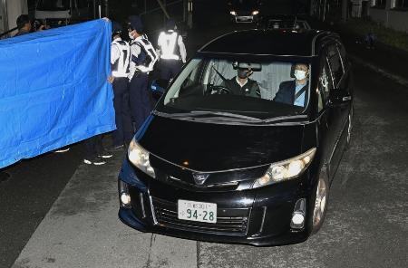 　京都府警南丹署に入る安達優季容疑者を乗せた車＝１６日