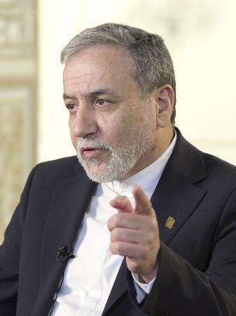 昨年１２月、共同通信のインタビューに応じるイランのアラグチ外相＝テヘラン（共同）