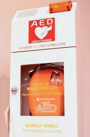 　商業施設に設置された自動体外式除細動器（ＡＥＤ）＝９日午後、東京都港区