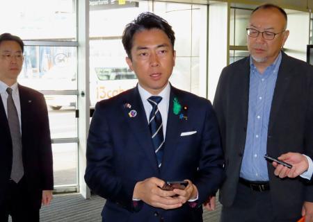 　北朝鮮から弾道ミサイルの可能性があるものが発射されたのを受け、記者団の取材に応じる小泉防衛相＝１９日、オーストラリア・メルボルン近郊（共同）