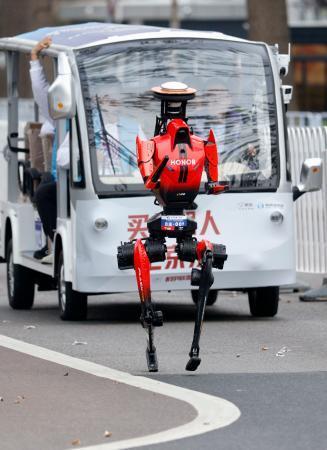 　ハーフマラソン大会で走る人型ロボット。５０分２６秒で優勝した＝１９日、北京（共同）