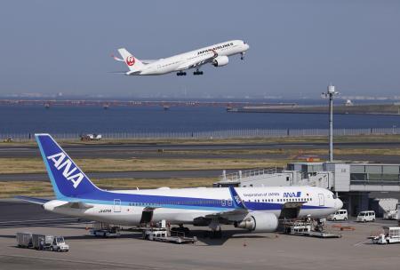 　全日本空輸と日本航空の旅客機＝１２日、羽田空港