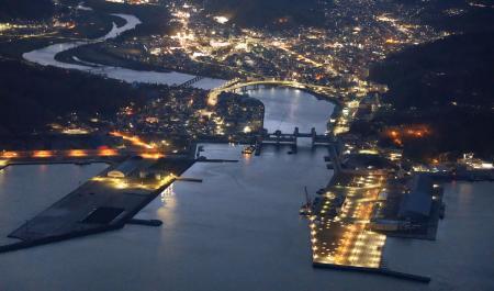 　三陸沖を震源とする地震で津波警報が出た岩手県宮古市の沿岸部。気象庁は北海道・三陸沖後発地震注意情報を発表した＝２０日午後６時４９分（共同通信社機から）