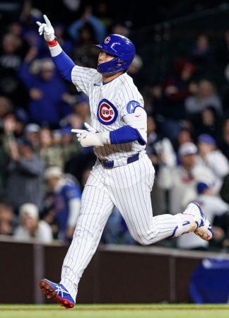 　フィリーズ戦の５回、２ランを放ち喜ぶカブス・鈴木＝シカゴ（ゲッティ＝共同）