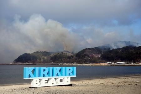 　山林火災が続き、煙に覆われる岩手県大槌町＝２５日午後