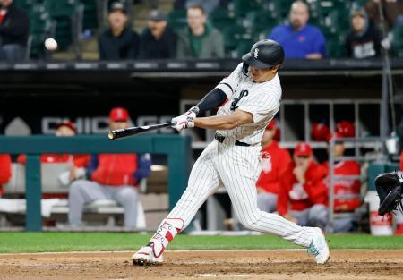 　エンゼルス戦の７回、１２号３ランを放つホワイトソックス・村上＝シカゴ（共同）