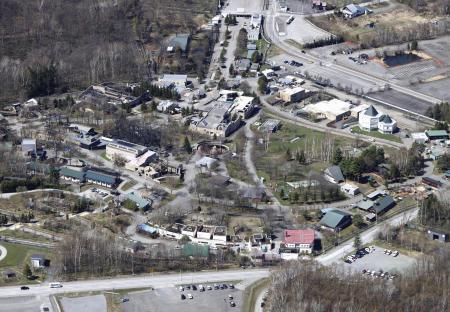 　現場検証が行われた旭山動物園。手前中央に焼却炉の建物がある＝４月２５日、北海道旭川市
