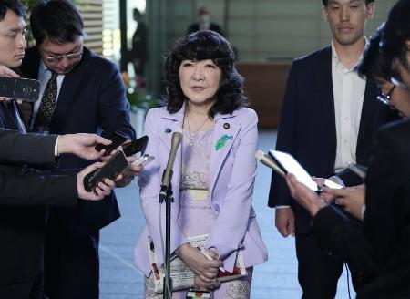 　高市早苗首相と面会後、記者団の取材に応じる片山さつき財務相＝４月２０日、首相官邸