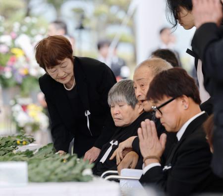 　水俣病犠牲者慰霊式で献花する参列者＝１日午後、熊本県水俣市