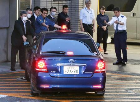 　警視庁福生署に入る高林輝行容疑者を乗せた車両＝１日午後６時３１分
