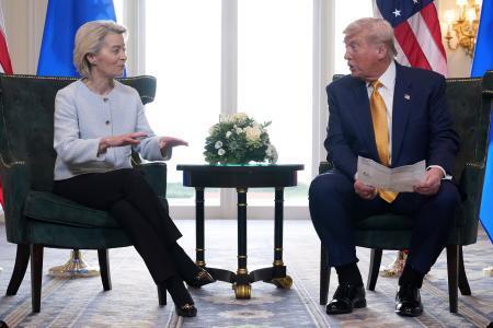 　トランプ米大統領（右）と欧州連合（ＥＵ）欧州委員会のフォンデアライエン委員長＝２０２５年７月、スコットランド（ＡＰ＝共同）