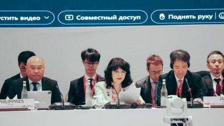 　日本、中国、韓国と東南アジア諸国連合の財務相・中央銀行総裁会議で発言する片山財務相（前列中央）＝３日、ウズベキスタン・サマルカンド（共同）