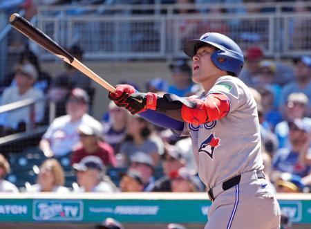 　ツインズ戦の９回、３試合連続の本塁打となる９号２ランを放つブルージェイズ・岡本＝ミネアポリス（ロイター＝共同）