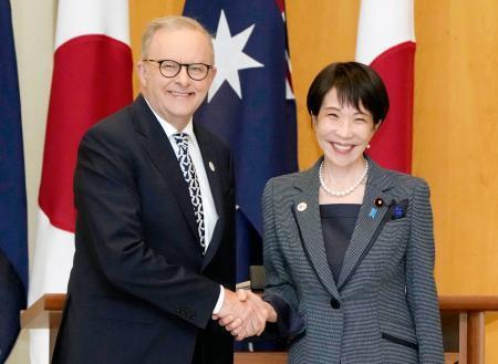 　会談前に握手する高市首相（右）とオーストラリアのアルバニージー首相＝４日、キャンベラ（共同）