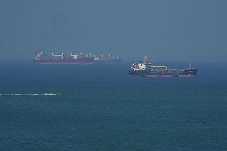 　４月２８日、イラン沖のホルムズ海峡に浮かぶ石油タンカー（ゲッティ＝共同）