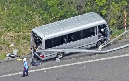 　福島県郡山市の磐越自動車道でガードレールに衝突したマイクロバス＝６日午後０時１８分（共同通信社ヘリから）