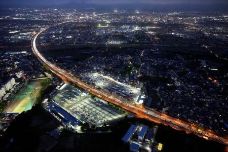 　ゴールデンウイークの最終日、東京方面（下）へ向かう車で渋滞する東名高速道路の海老名サービスエリア付近＝６日午後６時５７分（共同通信社ヘリから）
