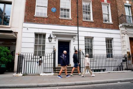 　ビートルズが最後に公の場で演奏した建物＝１０日、ロンドン（ＡＰ＝共同）