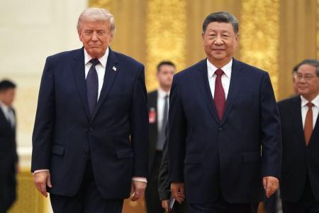 　北京の人民大会堂で夕食会に臨むトランプ米大統領（左）と中国の習近平国家主席＝１４日（ＡＰ＝共同）