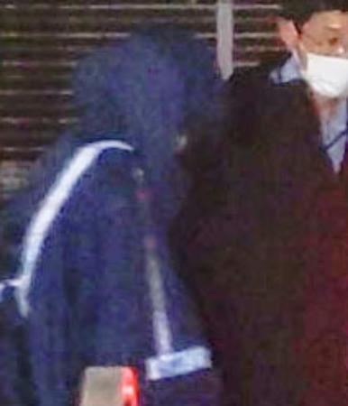 　移送のため栃木県警下野署を出る竹前美結容疑者＝１８日午後９時３７分
