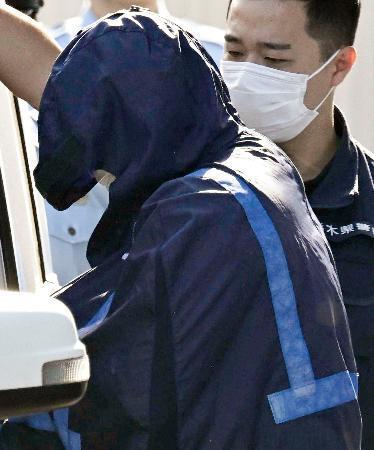 　送検のため栃木県警さくら署を出る竹前海斗容疑者（手前）＝１８日午前７時３０分