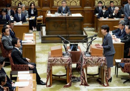 　党首討論で国民民主党の玉木代表（手前左）の質問に答える高市首相＝２０日午後、国会