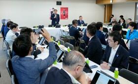 　自民党本部で開かれた、日本国旗を損壊する行為を罰する法案の制定に向けたＰＴの会合＝２２日午前、東京・永田町