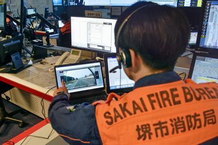 　堺市消防局の消防指令センターでドライブレコーダーの映像を確認する職員＝堺市（ＰＣ画面の個人情報にぼかしを入れています）