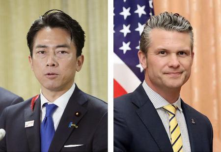 　小泉進次郎防衛相（左）、ヘグセス米国防長官