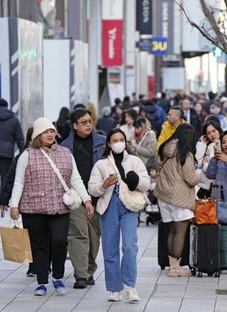 　東京・銀座で買い物を楽しむ外国人ら＝２０２４年１月
