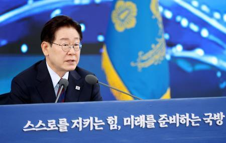 　２６日、韓国・昌原市で、政府の会議で発言する李在明大統領（聯合＝共同）
