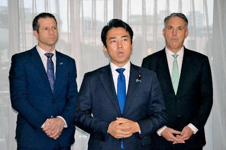 　３カ国会談に臨む小泉防衛相。左はニュージーランドのペンク国防相、右はオーストラリアのマールズ副首相兼国防相＝３０日、シンガポール（共同）