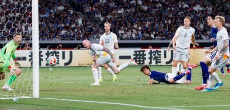 　日本-アイスランド　後半、決勝ゴールを決める小川（左から４人目）＝ＭＵＦＧスタジアム