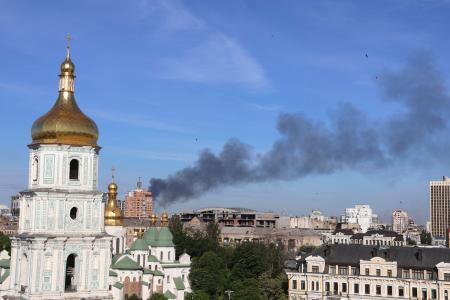 　ロシアの攻撃があったウクライナ・キーウの上空に立ち上る煙＝２日（共同）