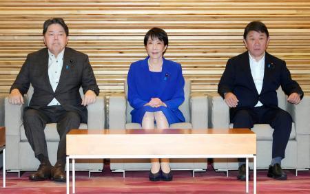 　臨時閣議に臨む高市首相ら。左は林総務相、右は茂木外相＝３日午前、首相官邸