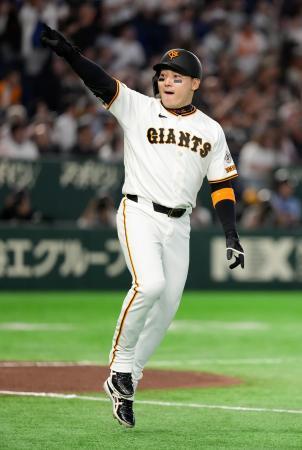 　８回、代打で逆転満塁本塁打を放ち、ポーズをとる巨人・丸＝東京ドーム